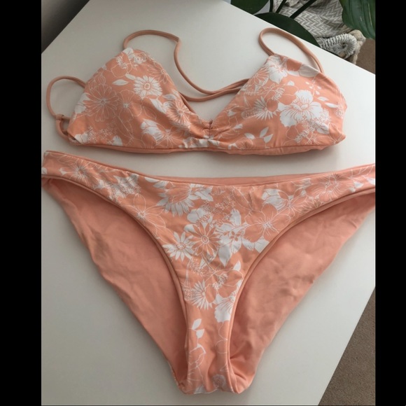 Peach bikini - Picture 3 of 3